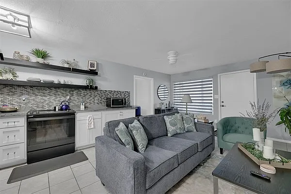 200 W Kingfish St #E-102 — Photo 8