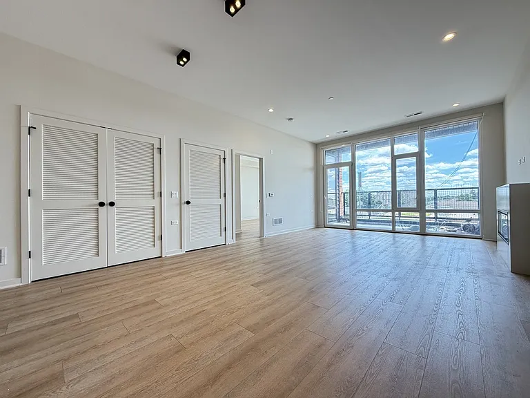 3207 N Narragansett Ave #703 — Photo 9