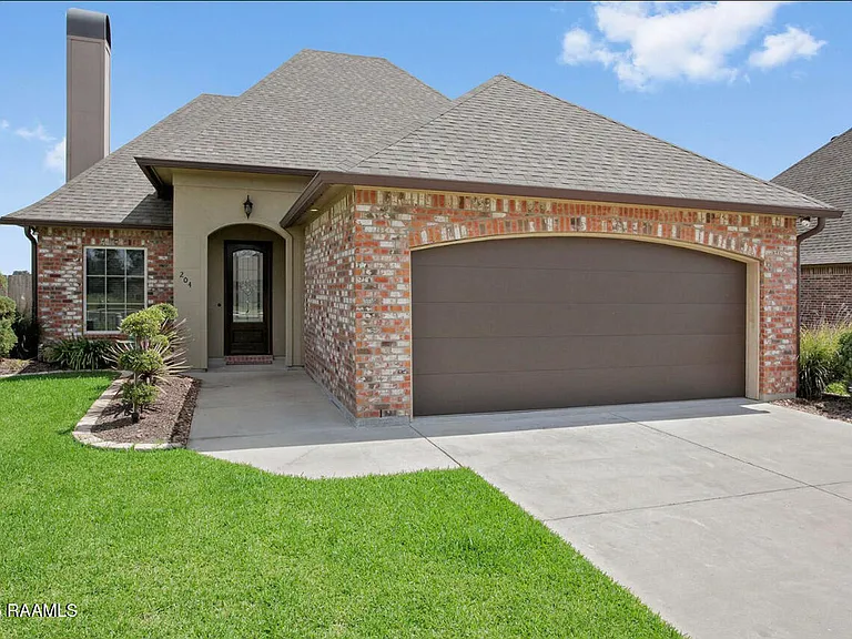204 Crenshaw Dr — Photo 1