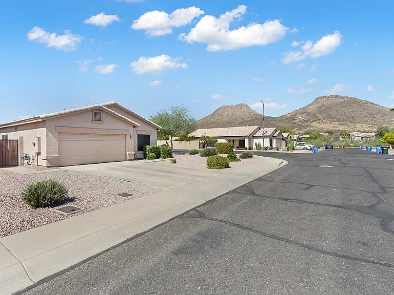 6602 W Honeysuckle Dr — Photo 2