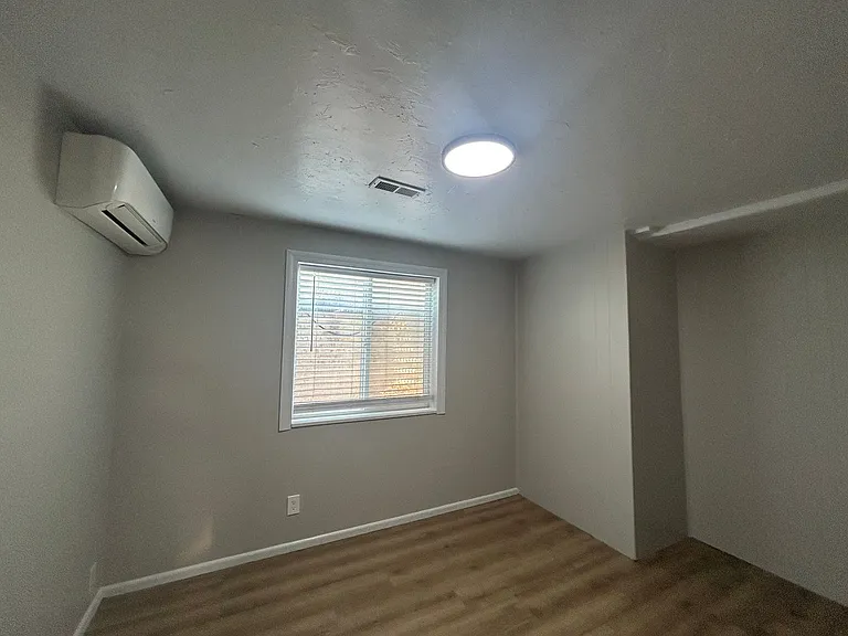 967 W Duplex — Photo 5