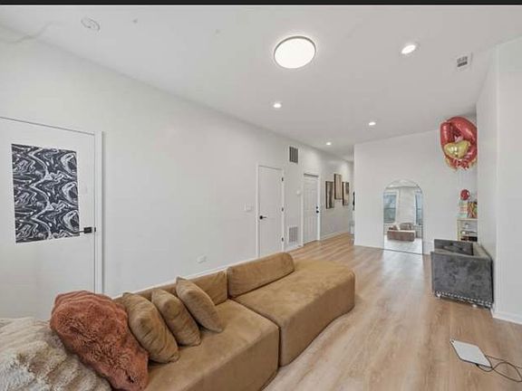 5th image of 1113 S Racine Ave #1