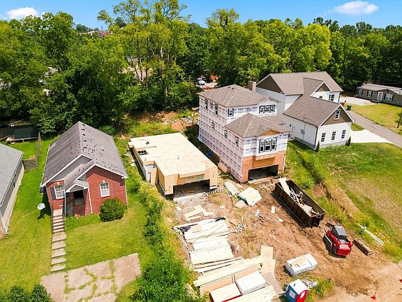 4th image of 2403A Grover St