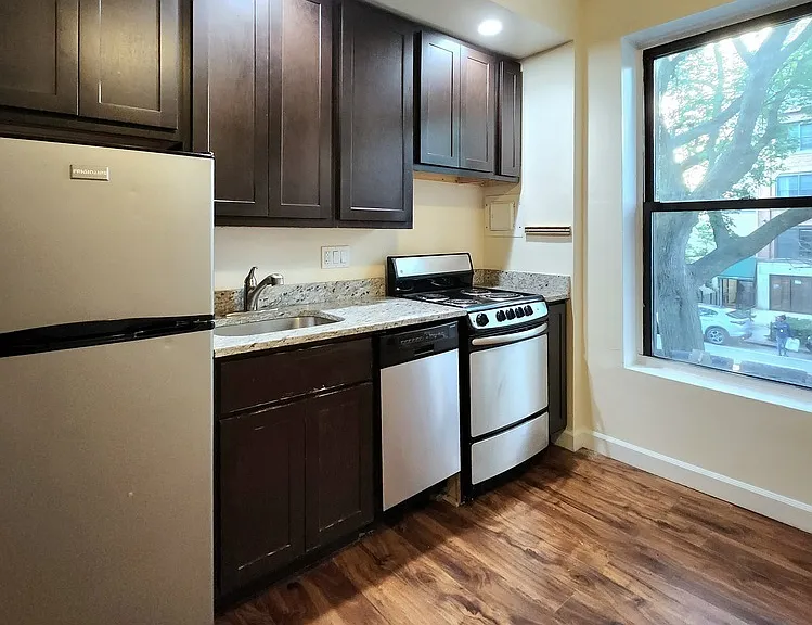 1430 N Dearborn Pkwy — Photo 89