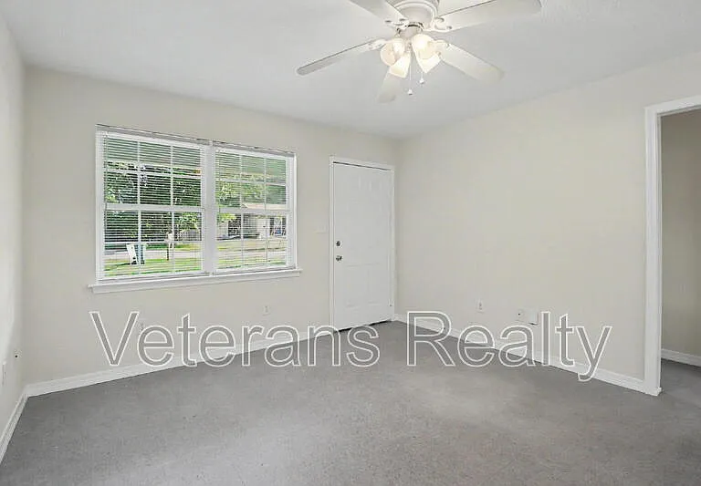 3001 Lamont Rd — Photo 5