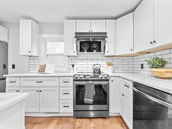 2 Stones Ct, Framingham, MA 01701