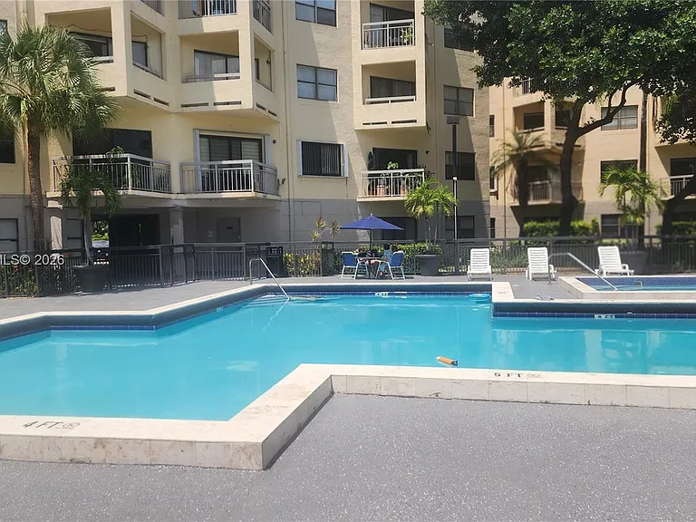 8290 Lake Dr #405 — Photo 25