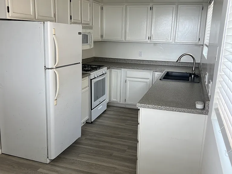 325 Liverpool Dr — Photo 9