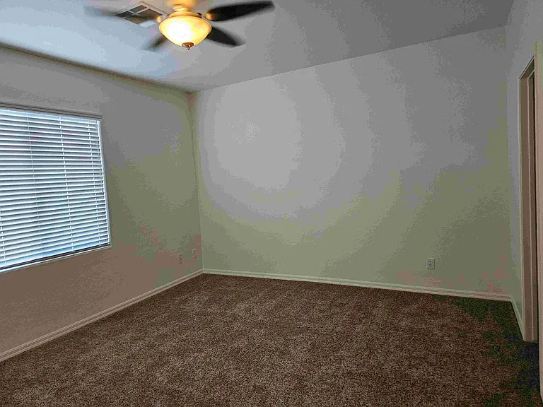 2553 Chateau Clermont St — Photo 35