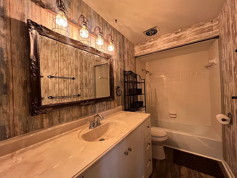 630 Queens Cir — Photo 14