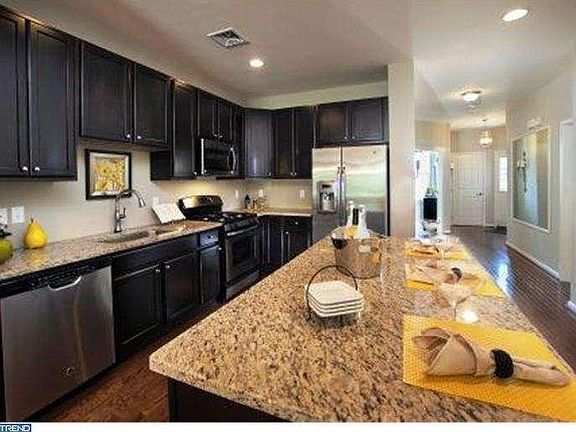 4th image of 15066 Dahlia Dr