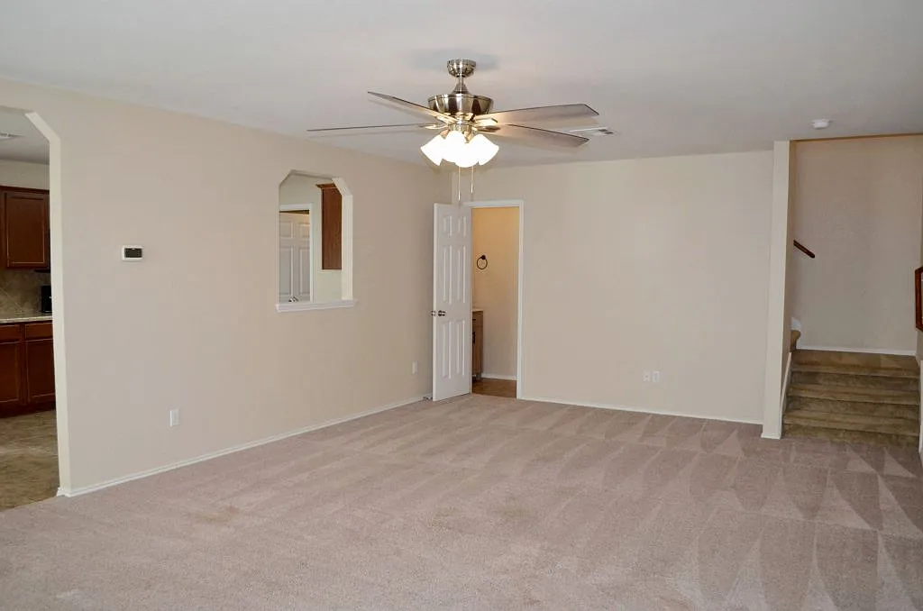 3 bed, 2.5 bath, 1856 sqft, $1,900 — Photo 3