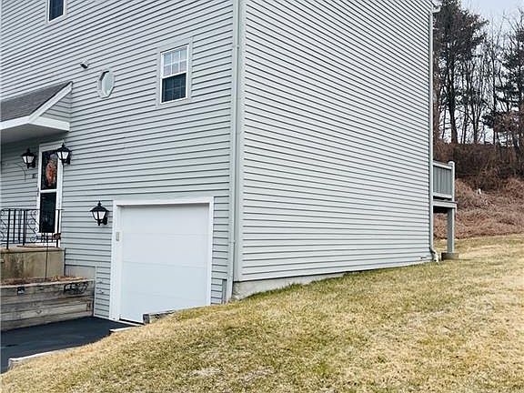 3rd image of 565 Quaker Ln APT 81