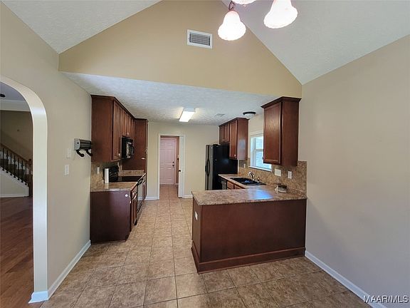 3rd image of 601 Vintage Way