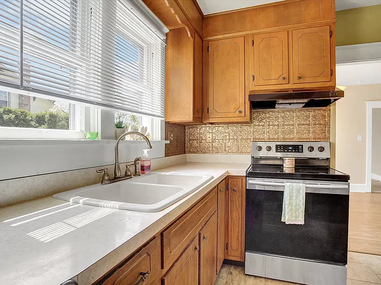 319 N 2nd St #1 — Photo 8