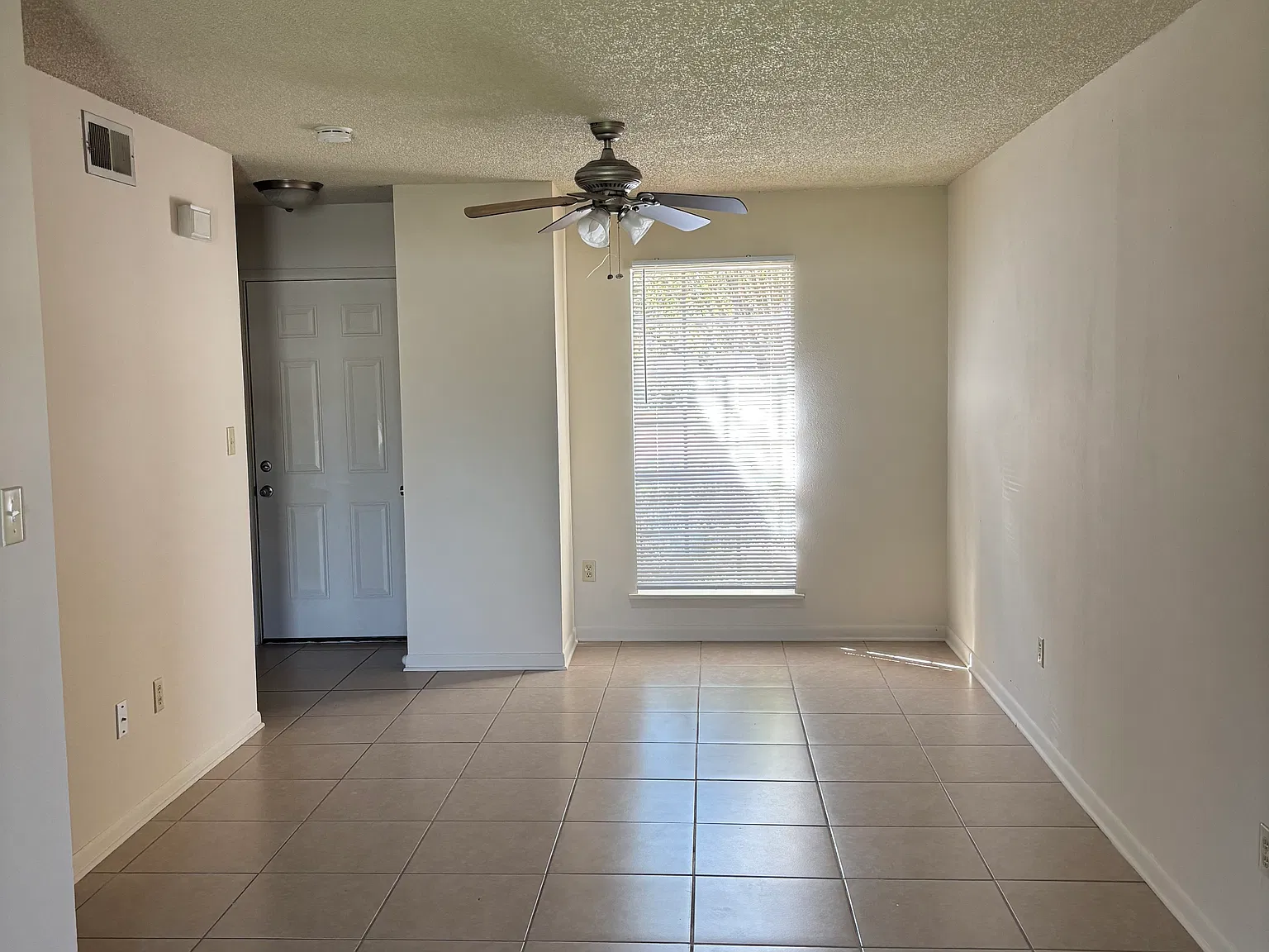 2 bed, 1.5 bath, 1000 sqft, $1,100 — Photo 2