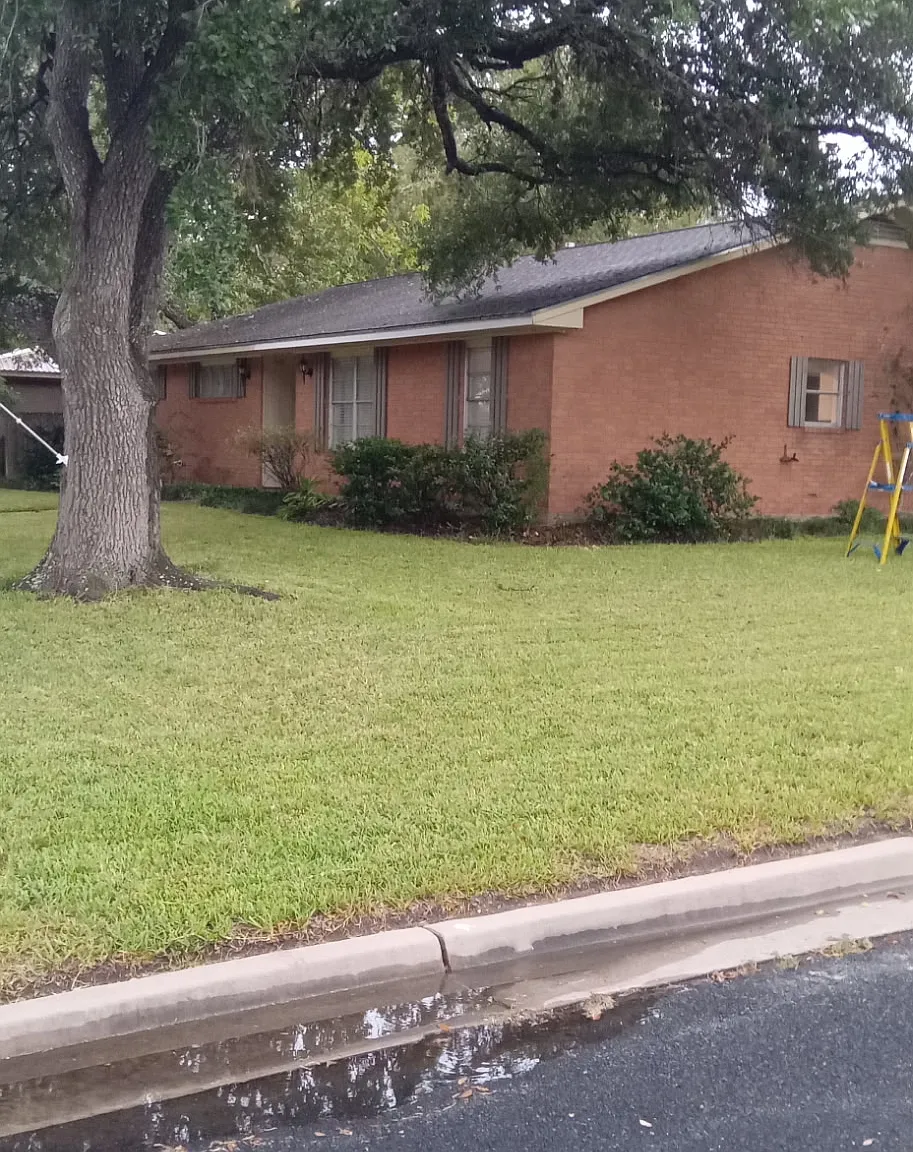 3 bed, 2200 sqft, $2,200 — Photo 2