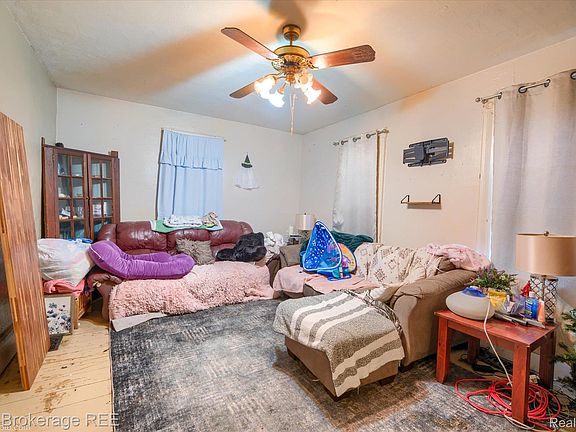 4th image of 4422 N Lapeer Rd