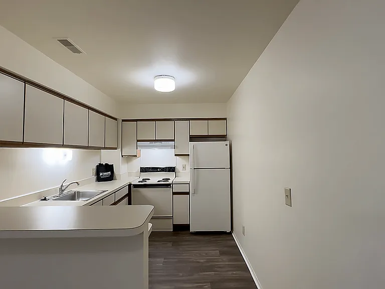 Lakeside Village Apartments — Photo 134