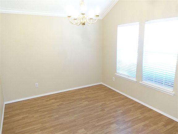 4th image of 1009 Henry Ct