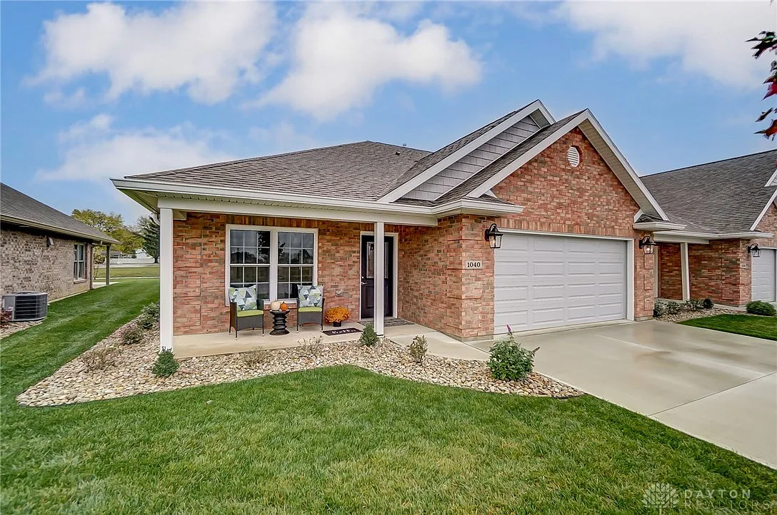 1040 E Bentley Cir photo 1