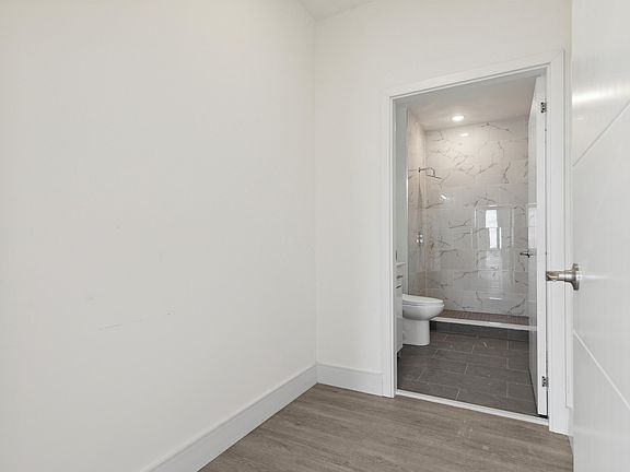 5th image of 1225 E Fletcher St #310
