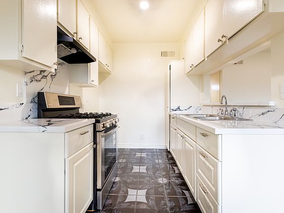 5th image of 15516 Nordhoff St Unit 204