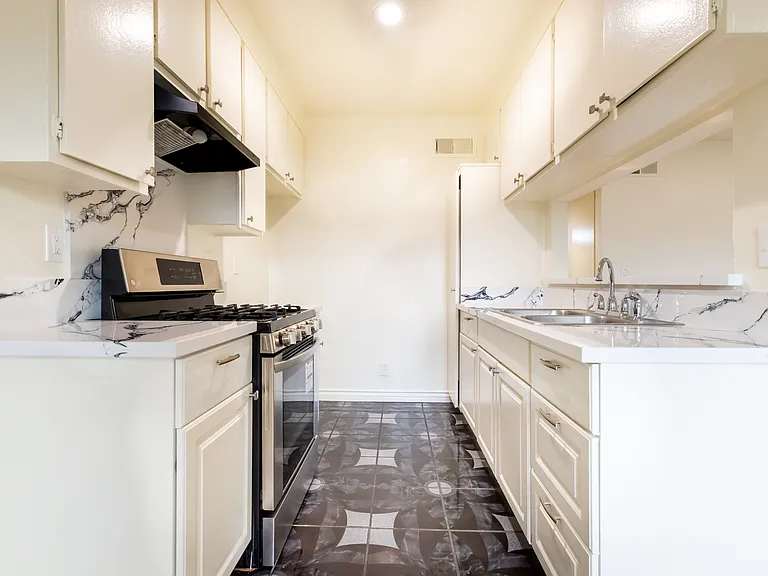 15516 Nordhoff St #204 — Photo 5