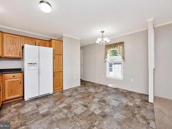 4th image of 1033 Pine Cir