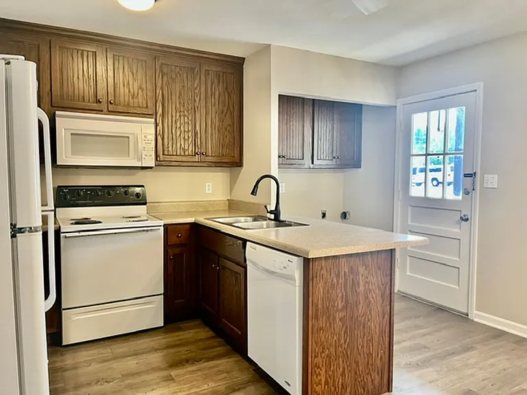 317 E 8th St SW — Photo 3