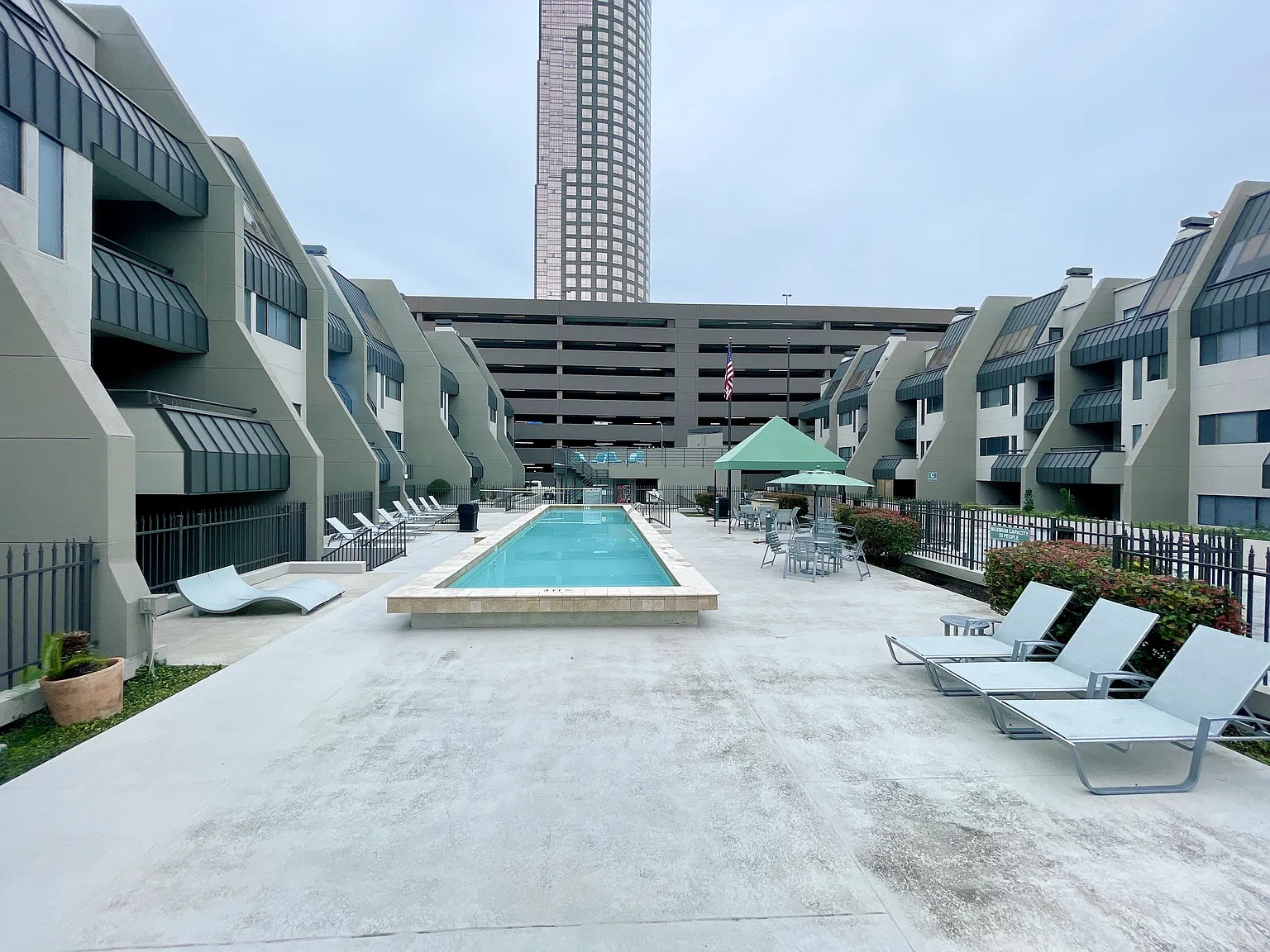 Augusta Court Apartments — Photo 3