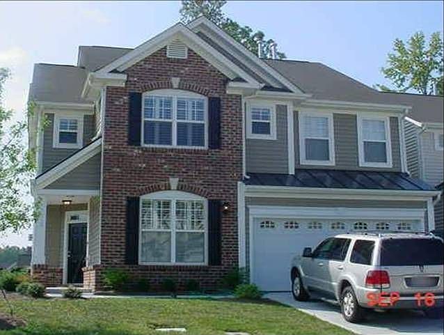 End unit w/large side yard and private back yard