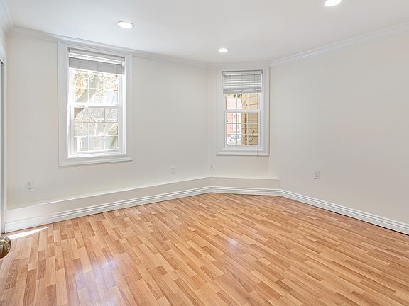 3rd image of 284 Chenery St #284