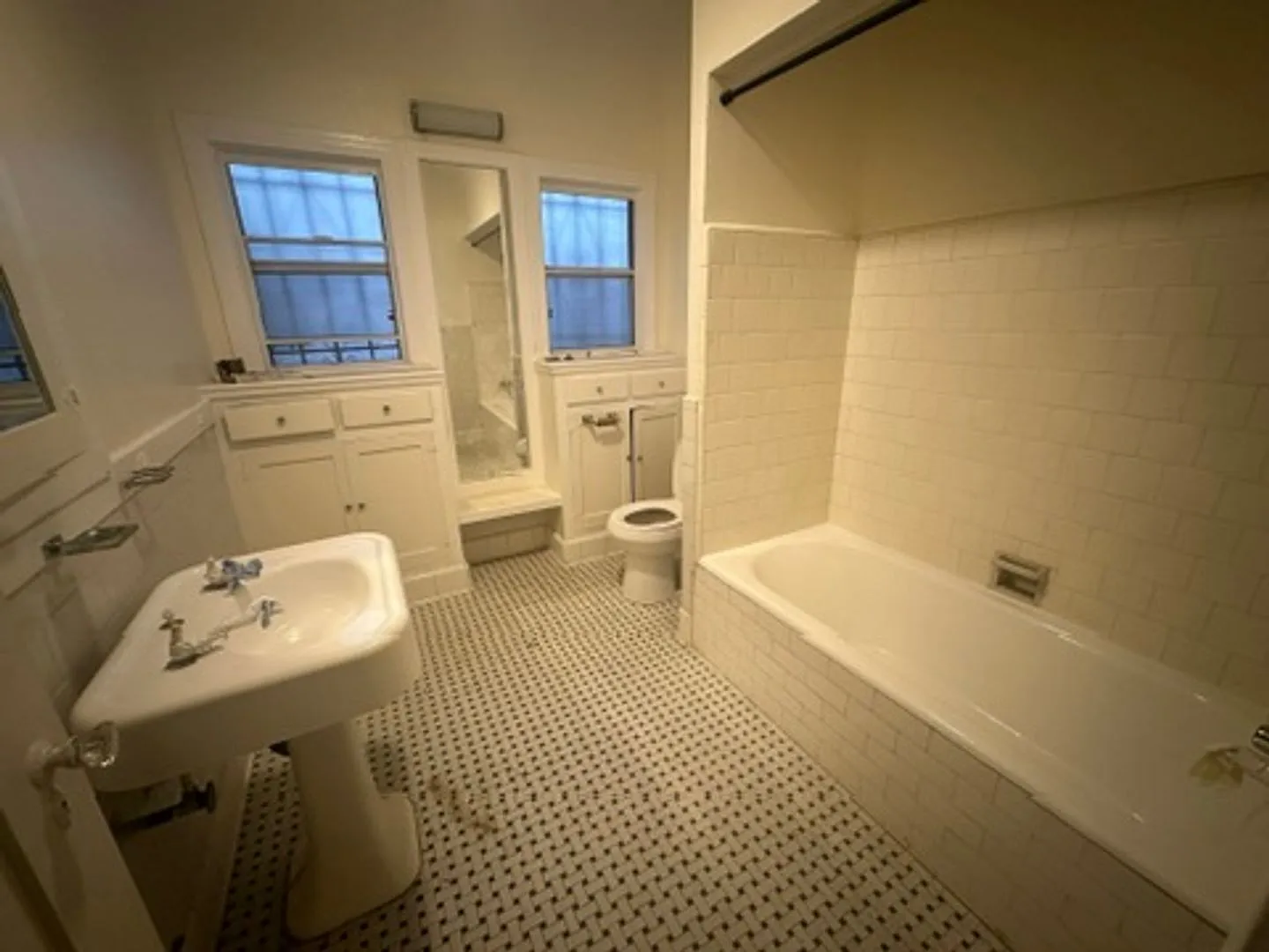 Large, 3 bedroom 1 bath, corner-lot single family home — Photo 2