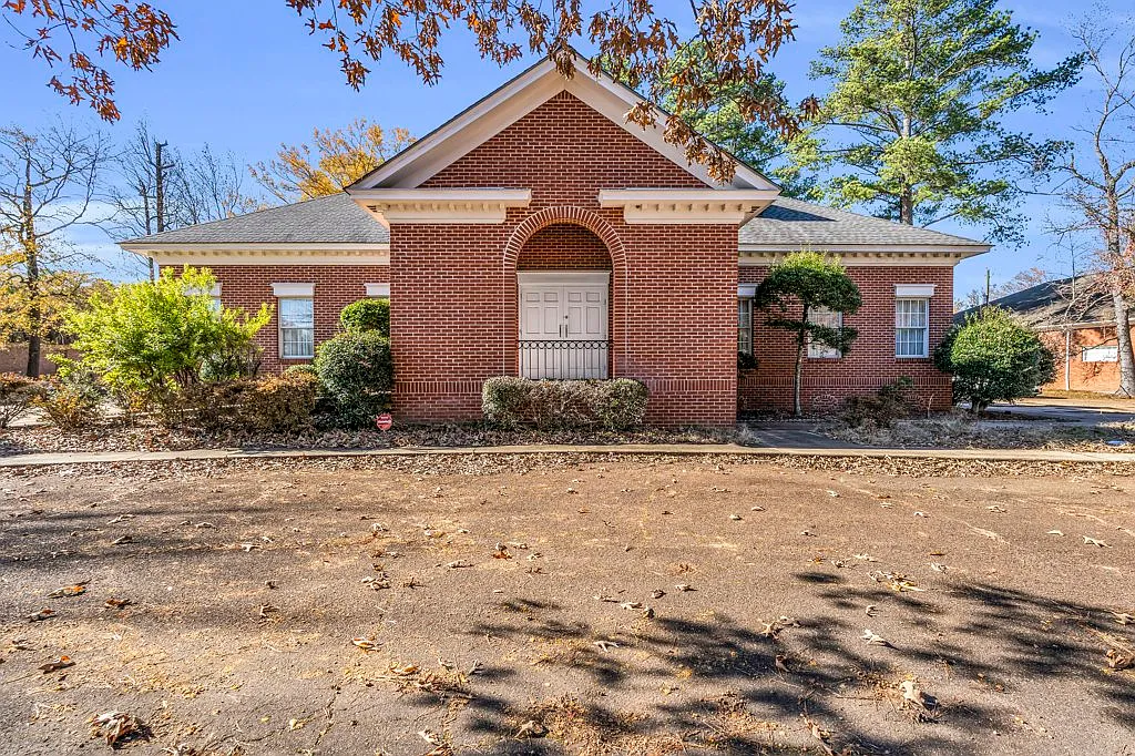 12 bed, 4763 sqft, $3,995 — Photo 1