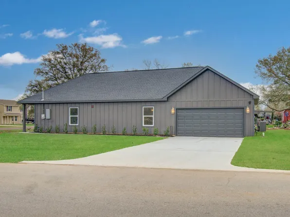 211 19th St, Hempstead, TX 77445