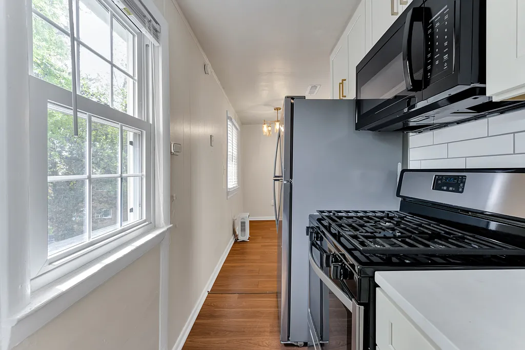 Building Photo - 909 E 26th St #2
