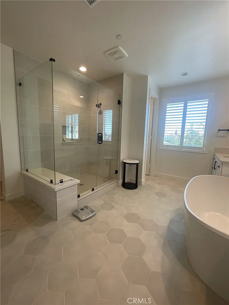 4 bed, 2359 sqft, $6,900 — Photo 3