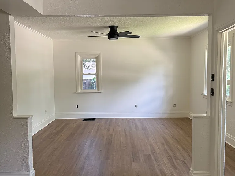 458 Russell St — Photo 3