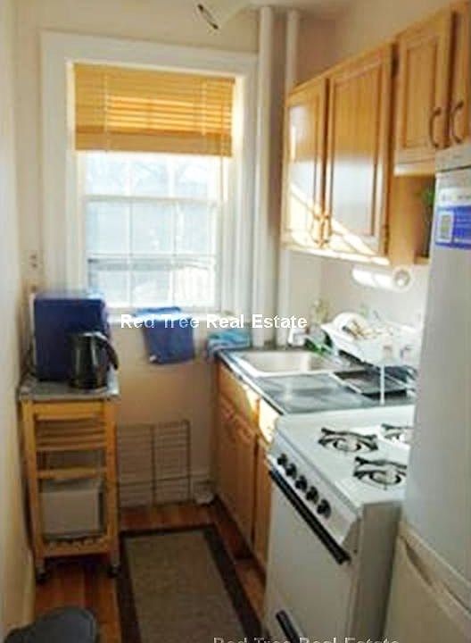 2nd image of 31 Bowdoin St