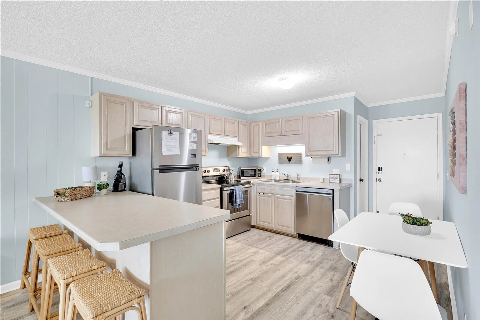 2 bed, 1.5 bath, 850 sqft, $1,700 — Photo 2