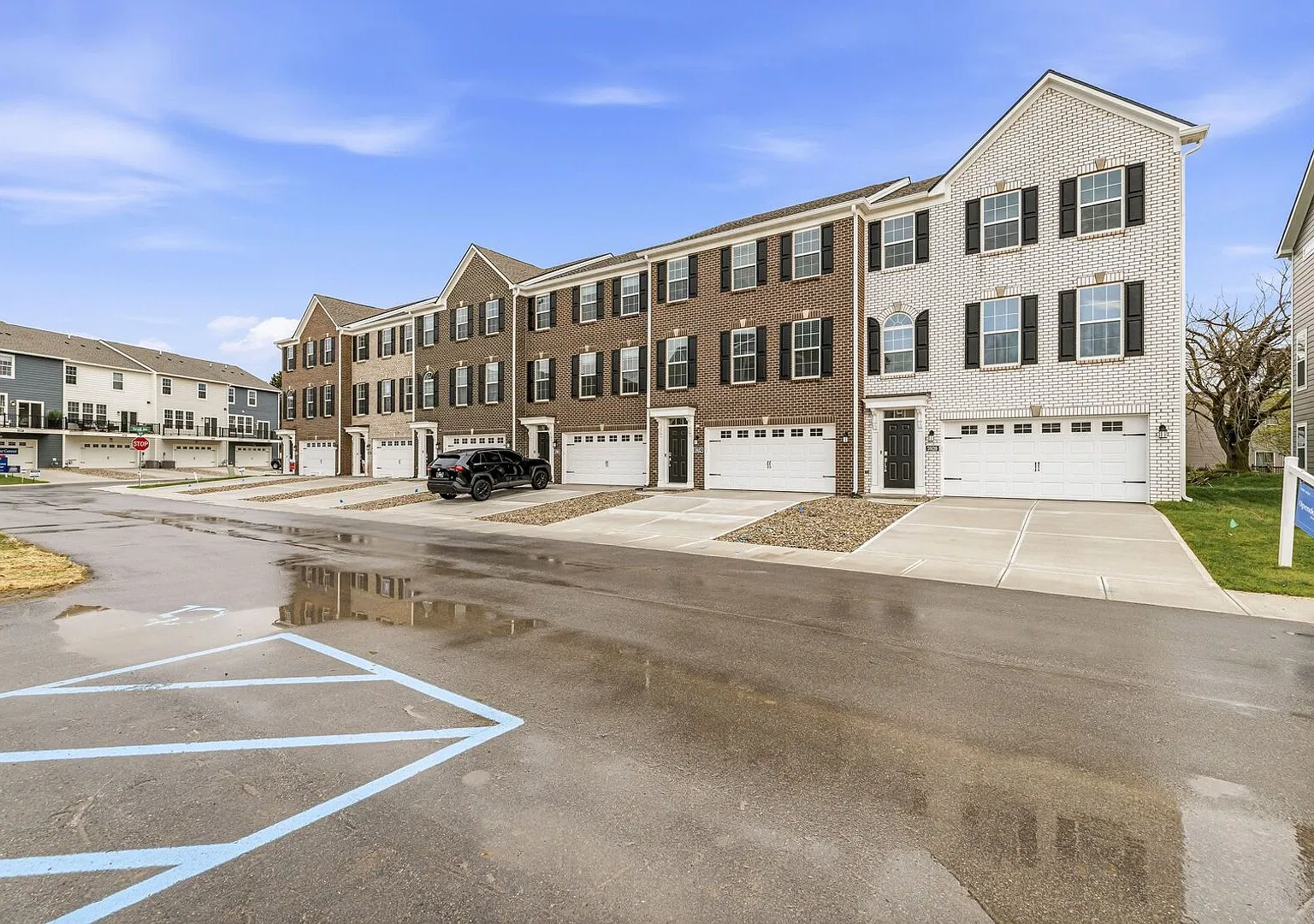 Maintenace free Living at this 3 Level 3 BR in Plainfied! — Photo 2