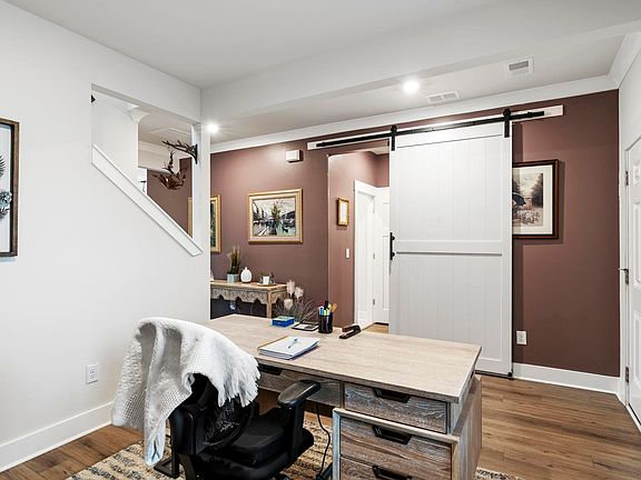 2nd image of 545 Laxton Rd