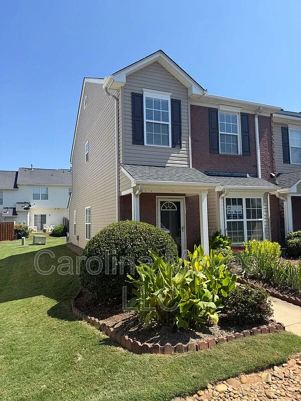 3 bed, 2.5 bath, 1455 sqft, $1,695 — Photo 2