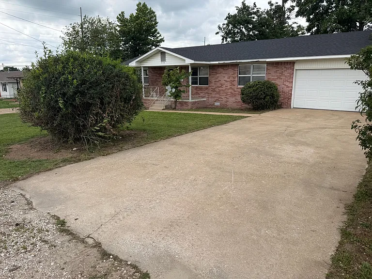 904 NW 11th St — Photo 2