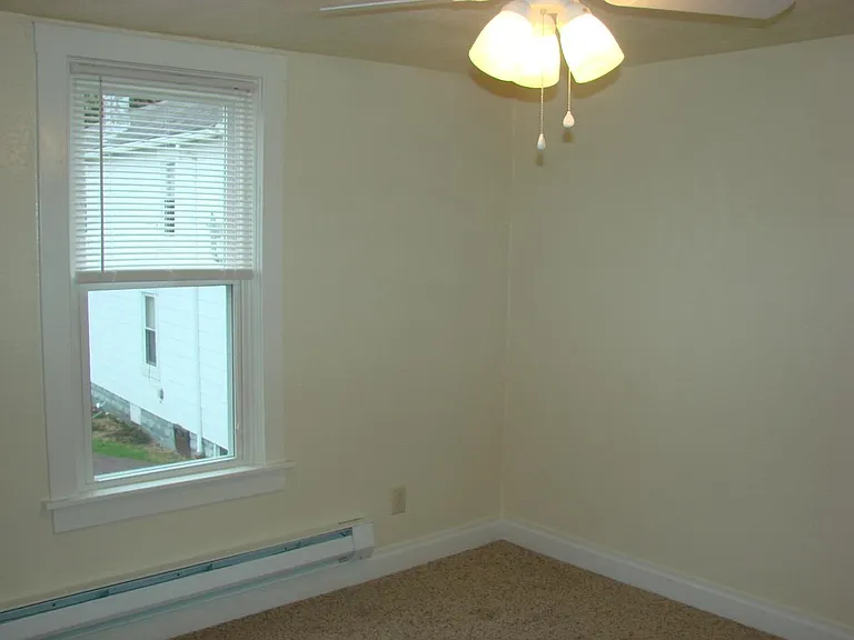 Master bedroom (11' x 11')