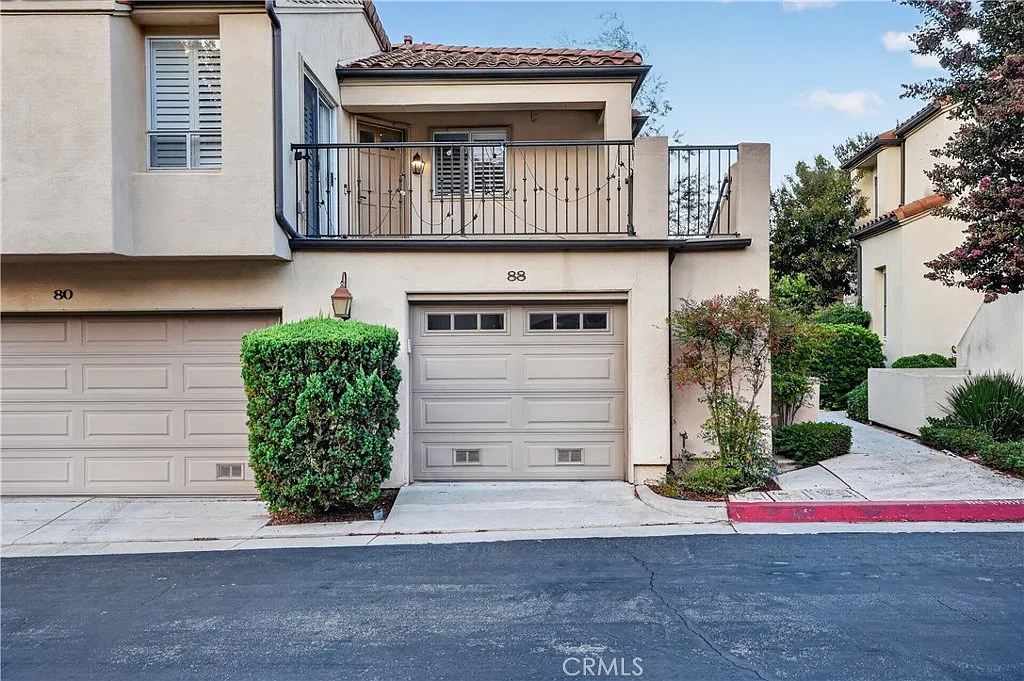2 bed, 920 sqft, $5,000 — Photo 1