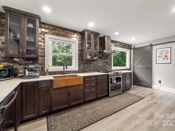 347 Park Knoll Dr, Horse Shoe, NC 28742