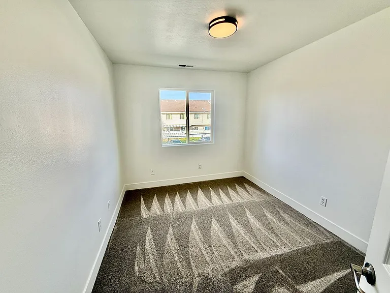 1735 W 540 N #1001 — Photo 23