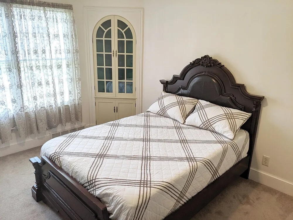 5 bed, 2400 sqft, $860 — Photo 4